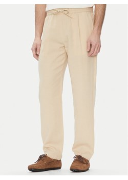 Marciano Guess Spodnie materiałowe 5GHB03 2310Z Beżowy Regular Fit ze sklepu MODIVO w kategorii Spodnie męskie - zdjęcie 181032997