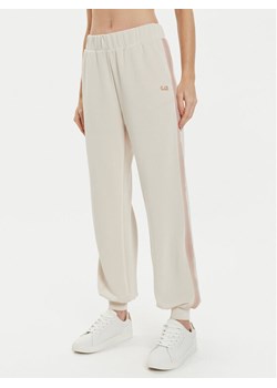 EA7 Emporio Armani Spodnie dresowe 6DTP74 TJZBZ 1120 Beżowy Regular Fit ze sklepu MODIVO w kategorii Spodnie damskie - zdjęcie 181033776