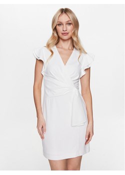 DKNY Sukienka koktajlowa DD3C1468 Biały Regular Fit ze sklepu MODIVO w kategorii Sukienki - zdjęcie 181033929