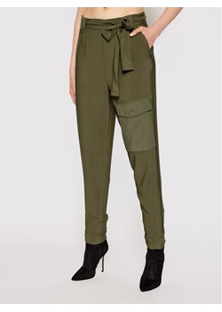 TWINSET Spodnie materiałowe 211TT2161 Zielony Regular Fit ze sklepu MODIVO w kategorii Spodnie damskie - zdjęcie 181034376