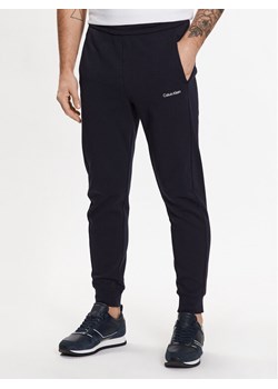 Calvin Klein Spodnie dresowe Micro Logo K10K109940 Granatowy Regular Fit ze sklepu MODIVO w kategorii Spodnie męskie - zdjęcie 181034438