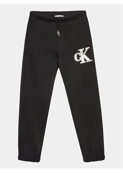 Calvin Klein Jeans Spodnie dresowe Metallic IG0IG02287 Czarny Regular Fit ze sklepu MODIVO w kategorii Spodnie chłopięce - zdjęcie 181034658
