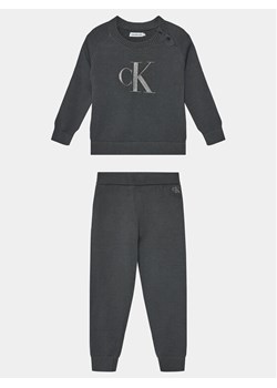 Calvin Klein Jeans Komplet sweter i spodnie materiałowe IN0IN00167 Szary Regular Fit ze sklepu MODIVO w kategorii Dresy chłopięce - zdjęcie 181034918