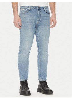Calvin Klein Jeans Jeansy J30J327174 Niebieski Tapered Fit ze sklepu MODIVO w kategorii Jeansy męskie - zdjęcie 181034936