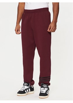 adidas Spodnie dresowe Neuclassics JC9902 Czerwony Loose Fit ze sklepu MODIVO w kategorii Spodnie męskie - zdjęcie 181035015