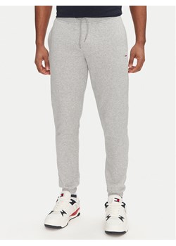 Tommy Jeans Spodnie dresowe Flag DM0DM20473 Szary Slim Fit ze sklepu MODIVO w kategorii Spodnie męskie - zdjęcie 181035287