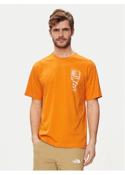 The North Face T-Shirt NF0A87FF Pomarańczowy Regular Fit ze sklepu MODIVO w kategorii T-shirty męskie - zdjęcie 181035555