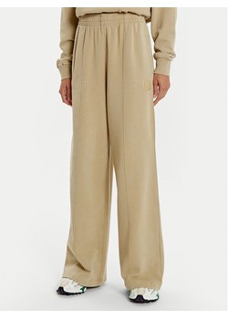 Lacoste Spodnie dresowe XF2657 Beżowy Wide Leg ze sklepu MODIVO w kategorii Spodnie damskie - zdjęcie 181035627