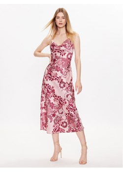 Guess Sukienka codzienna Akilina W3GK85 WD8G2 Różowy Regular Fit ze sklepu MODIVO w kategorii Sukienki - zdjęcie 181035895