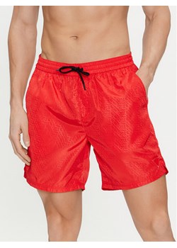 Guess Szorty kąpielowe F4GT05 WG292 Czerwony Regular Fit ze sklepu MODIVO w kategorii Kąpielówki - zdjęcie 181036058