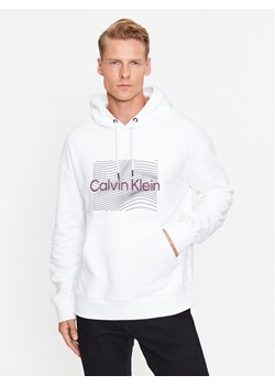 Calvin Klein Bluza Wave Lines Hero K10K112774 Biały Regular Fit ze sklepu MODIVO w kategorii Bluzy męskie - zdjęcie 181036075