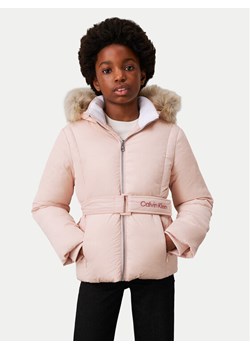 Calvin Klein Jeans Kurtka zimowa Classic IG0IG02685 Różowy Regular Fit ze sklepu MODIVO w kategorii Kurtki dziewczęce - zdjęcie 181036335