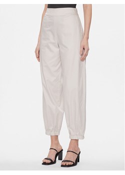 Max Mara Leisure Spodnie materiałowe Candela 2416131028 Szary Jogger Fit ze sklepu MODIVO w kategorii Spodnie damskie - zdjęcie 181036668