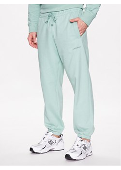 New Balance Spodnie dresowe MP23551 Zielony Relaxed Fit ze sklepu MODIVO w kategorii Spodnie męskie - zdjęcie 181037016