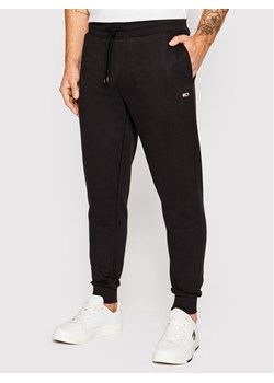 Tommy Jeans Spodnie dresowe DM0DM15380 Czarny Slim Fit ze sklepu MODIVO w kategorii Spodnie męskie - zdjęcie 181039047