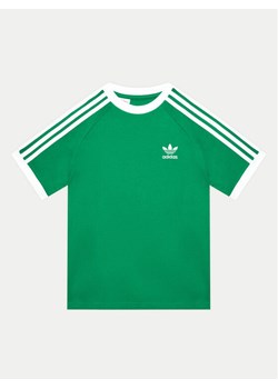 adidas T-Shirt 3-Stripes IY7431 Zielony Regular Fit ze sklepu MODIVO w kategorii T-shirty chłopięce - zdjęcie 181039536