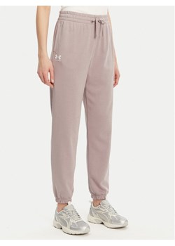Under Armour Spodnie dresowe Ua Rival 1382735 Beżowy Loose Fit ze sklepu MODIVO w kategorii Spodnie damskie - zdjęcie 181040246