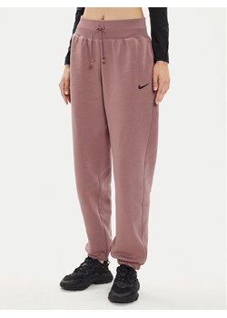 Nike Spodnie dresowe DQ5887 Różowy Oversize ze sklepu MODIVO w kategorii Spodnie damskie - zdjęcie 181040478