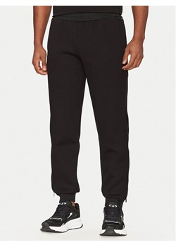 EA7 Emporio Armani Spodnie dresowe 7M000144 AF13538 UC001 Czarny Regular Fit ze sklepu MODIVO w kategorii Spodnie męskie - zdjęcie 181041017