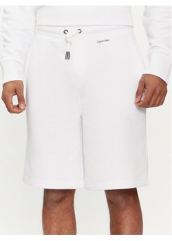 Calvin Klein Szorty sportowe Nano Logo K10K112689 Biały Regular Fit ze sklepu MODIVO w kategorii Spodenki męskie - zdjęcie 181041135
