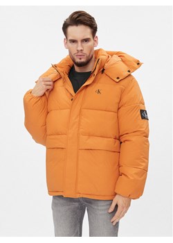 Calvin Klein Jeans Kurtka zimowa J30J323709 Pomarańczowy Relaxed Fit ze sklepu MODIVO w kategorii Kurtki męskie - zdjęcie 181041235