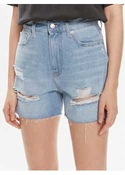Calvin Klein Jeans Szorty jeansowe J20J222803 Niebieski Mom Fit ze sklepu MODIVO w kategorii Szorty - zdjęcie 181041298