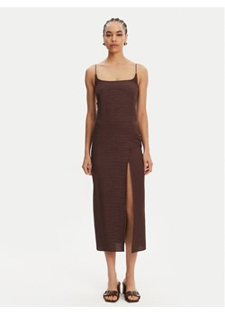 JACQUEMUS Sukienka koktajlowa 25E251DR100-1713 Brązowy Regular Fit ze sklepu MODIVO w kategorii Sukienki - zdjęcie 181041608