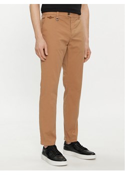 Aeronautica Militare Chinosy 241PA1597CT3293 Brązowy Regular Fit ze sklepu MODIVO w kategorii Spodnie męskie - zdjęcie 181042057