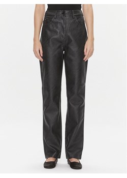 Calvin Klein Jeans Spodnie z imitacji skóry J20J222552 Czarny Straight Fit ze sklepu MODIVO w kategorii Spodnie damskie - zdjęcie 181042207