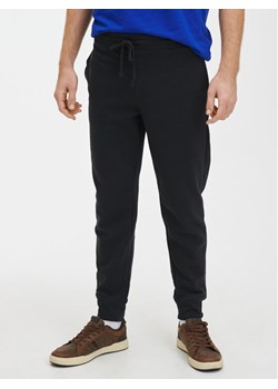 Gap Spodnie dresowe 500382-09 Czarny Regular Fit ze sklepu MODIVO w kategorii Spodnie męskie - zdjęcie 181043817
