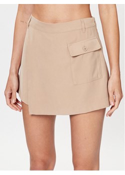 DKNY Szorty materiałowe P3BNTR11 Beżowy Regular Fit ze sklepu MODIVO w kategorii Szorty - zdjęcie 181044157