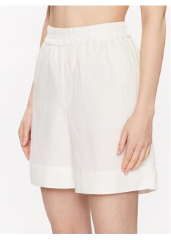Gant Szorty materiałowe Pull-On 4020061 Biały Relaxed Fit ze sklepu MODIVO w kategorii Szorty - zdjęcie 181044278