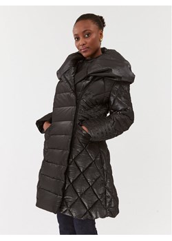 Guess Kurtka puchowa Paola W3BL39 WFR30 Czarny Regular Fit ze sklepu MODIVO w kategorii Kurtki damskie - zdjęcie 181044317