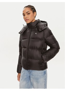 Calvin Klein Jeans Kurtka puchowa J20J223571 Czarny Regular Fit ze sklepu MODIVO w kategorii Kurtki damskie - zdjęcie 181044379