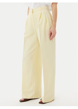 Tommy Hilfiger Spodnie materiałowe WW0WW45460 Żółty Relaxed Fit ze sklepu MODIVO w kategorii Spodnie damskie - zdjęcie 181044707