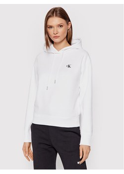 Calvin Klein Jeans Bluza Embroidered Logo J20J213178 Biały Regular Fit ze sklepu MODIVO w kategorii Bluzy damskie - zdjęcie 181045315
