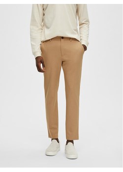 Selected Homme Spodnie materiałowe 16085270 Brązowy Slim Fit ze sklepu MODIVO w kategorii Spodnie męskie - zdjęcie 181045529