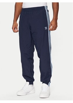 adidas Spodnie dresowe adicolor Firebird JP1249 Granatowy Regular Fit ze sklepu MODIVO w kategorii Spodnie męskie - zdjęcie 181045685