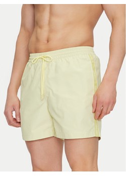 Calvin Klein Swimwear Szorty kąpielowe KM0KM01109 Żółty Regular Fit ze sklepu MODIVO w kategorii Kąpielówki - zdjęcie 181045868
