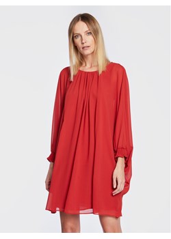NAF NAF Sukienka koktajlowa Ktoday THNR35 Czerwony Relaxed Fit ze sklepu MODIVO w kategorii Sukienki - zdjęcie 181046956