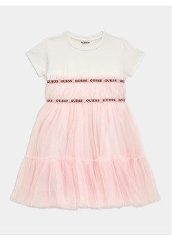 Guess Sukienka elegancka J4RK26 K6YW0 Różowy Regular Fit ze sklepu MODIVO w kategorii Sukienki dziewczęce - zdjęcie 181047069