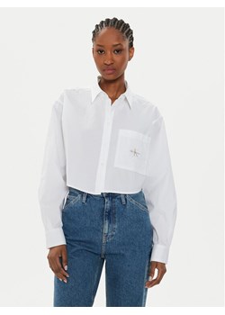 Calvin Klein Jeans Koszula J20J222614 Biały Cropped Fit ze sklepu MODIVO w kategorii Koszule damskie - zdjęcie 181047108