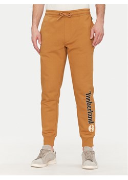 Timberland Spodnie dresowe TB0A5YFB Beżowy Regular Fit ze sklepu MODIVO w kategorii Spodnie męskie - zdjęcie 181047247