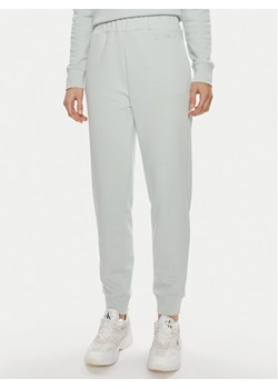 Calvin Klein Spodnie dresowe Micro Logo K20K206632 Zielony Regular Fit ze sklepu MODIVO w kategorii Spodnie damskie - zdjęcie 181047637