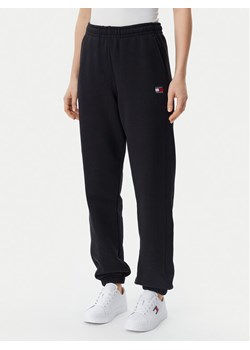 Tommy Jeans Spodnie dresowe Badge DW0DW20679 Czarny Regular Fit - id: 0000304641237 - marki Tommy Jeans - 181047806 Tommy Jeans Spodnie dresowe Badge DW0DW20679 Czarny Regular Fit ze sklepu MODIVO w kategorii Spodnie damskie - zdjęcie 181047806