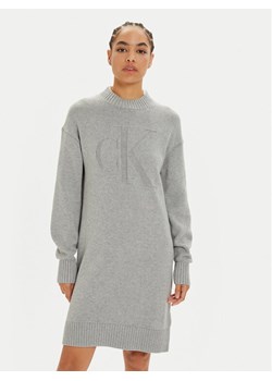 Calvin Klein Jeans Sukienka dzianinowa Intrasia J20J224923 Szary Relaxed Fit ze sklepu MODIVO w kategorii Sukienki - zdjęcie 181047808