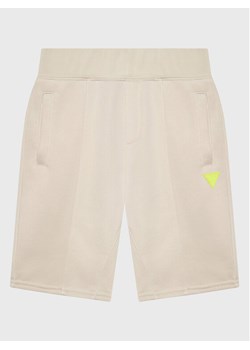 Guess Szorty sportowe L3RD04 KBIH2 Beżowy Regular Fit ze sklepu MODIVO w kategorii Spodenki chłopięce - zdjęcie 181047839
