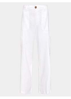 Gina Tricot Spodnie materiałowe 19959 Biały Regular Fit ze sklepu MODIVO w kategorii Spodnie damskie - zdjęcie 181047918