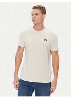 Tommy Jeans T-Shirt Badge DM0DM20322 Beżowy Regular Fit ze sklepu MODIVO w kategorii T-shirty męskie - zdjęcie 181048387