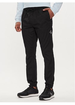 Calvin Klein Jeans Joggery Badge J30J325114 Czarny Skinny Fit ze sklepu MODIVO w kategorii Spodnie męskie - zdjęcie 181048656
